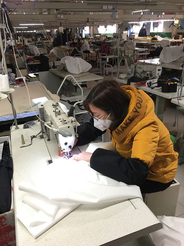 從時尚到守護 服裝廠的緊急轉身
